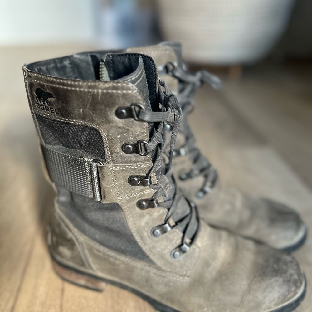 Sorel Emelie Conquest combat boots. Olive/tan color.